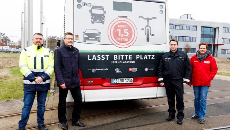 1,5 Meter: Heck-Aufschriften von BSVG-Bussen erinnern an Mindestabstand beim Überholen von Radfahrern