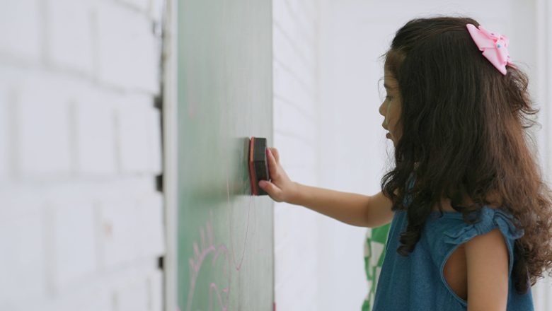 Kinder bereiten sich auf den Schulputztag vor