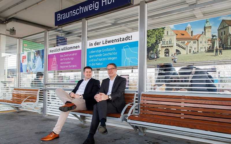 Neue Werbung an den Sitzeinhausungen der Fernverkehrsgleise in Braunschweig. 