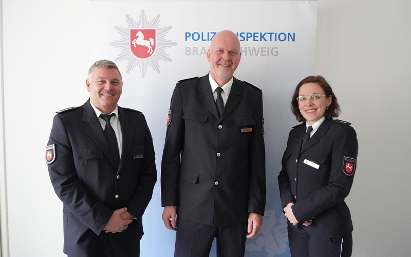 V.l.n.r.: Torsten Ahrens, Thomas Bodendiek - Leiter der Polizeiinspektion Braunschweig -, Daniela Kühl.