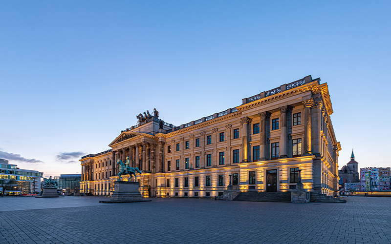 Als Begleitprogramm zur Sonderausstellung „Im Exil – das Grab des Diamantenherzogs“ bietet das Schlossmuseum Braunschweig in Kooperation mit Andreas Schwarz eine Reihe von Spaziergängen an.