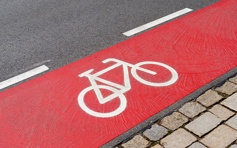 Mit dem Einfärben von Radverkehrsanlagen weist die Stadtverwaltung auf Gefahrenstellen für Radfahrende hin.