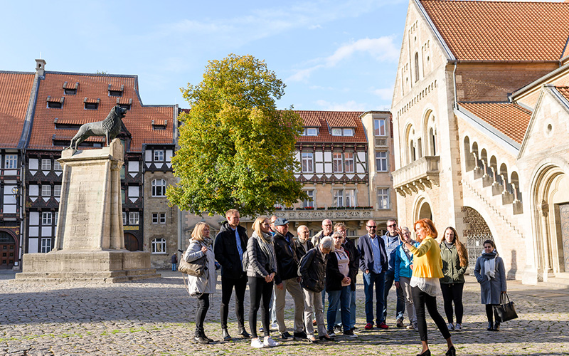 Die Braunschweig Stadtmarketing GmbH bietet täglich öffentliche Termine der Führung „Stadtspaziergang durch die Löwenstadt“ an.