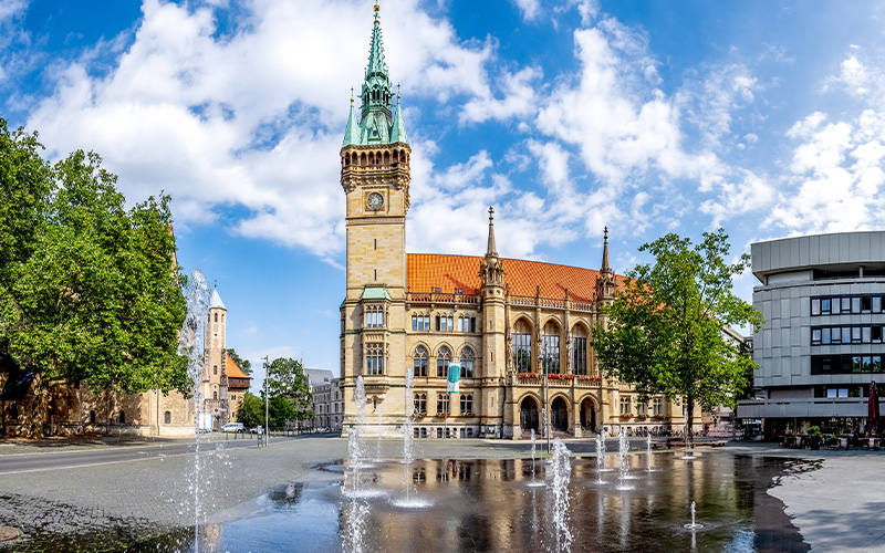 Am diesjährigen Flaggentag der „Mayors for Peace“ am Montag, 8. Juli, setzen rund 600 Städte in Deutschland ein Zeichen gegen den Krieg.