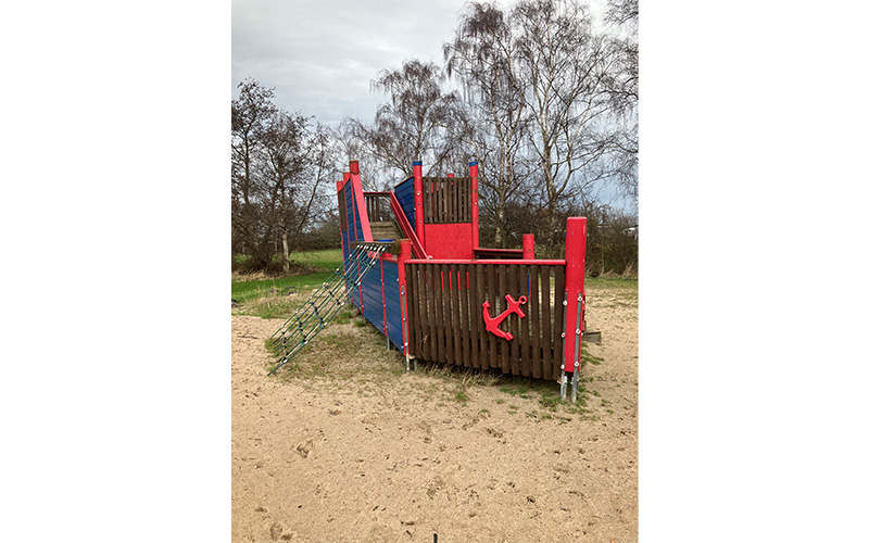 Das große Piraten-Spielschiff auf dem städtischen Kinder- und Jugendzeltplatz Lenste in Grömitz an der Ostsee funkt S.O.S. Fast 15 Jahre lang haben Ferienkinder darauf gespielt, geklettert und geturnt.