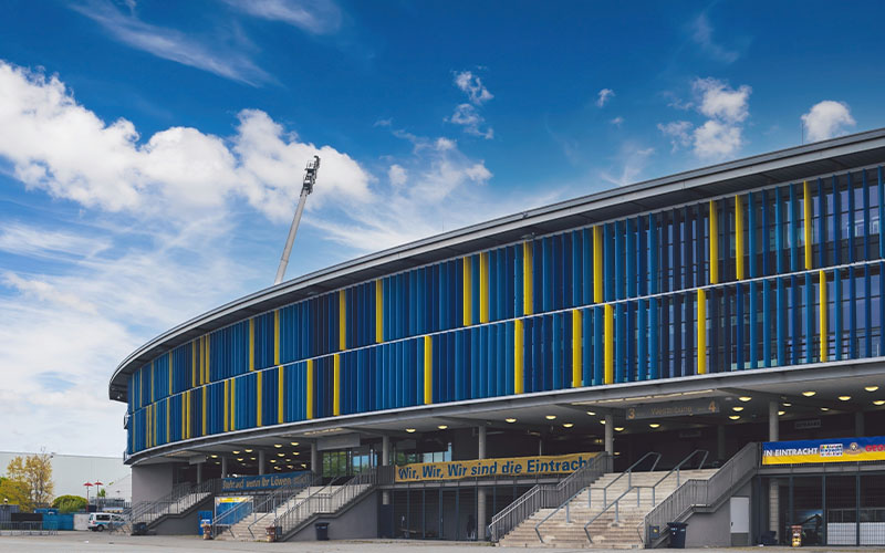 Der Rat der Stadt Braunschweig hat heute eine außerplanmäßige Ausgabe für bauliche Sicherheitsmaßnahmen im Eintracht-Stadion beschlossen.