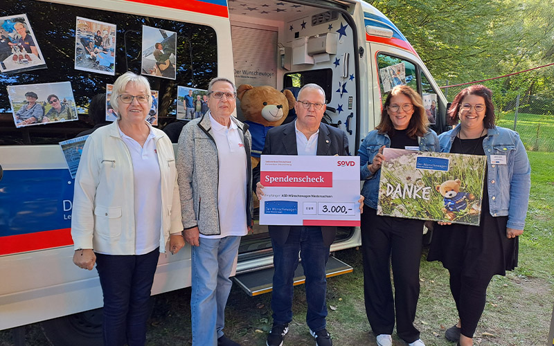 Mitglieder des SoVD spenden 3.000 Euro an Wünschewagen des ASB.