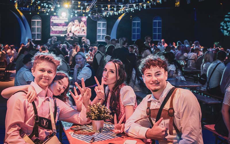 Das große Braunschweiger Oktoberfest öffnet an allen Tagen um 19:00 Uhr seine Tore und verwöhnt Sie traditionell mit zünftigen Schmankerln, einer super Atmosphäre und frisch gezapften Maß Bier. 