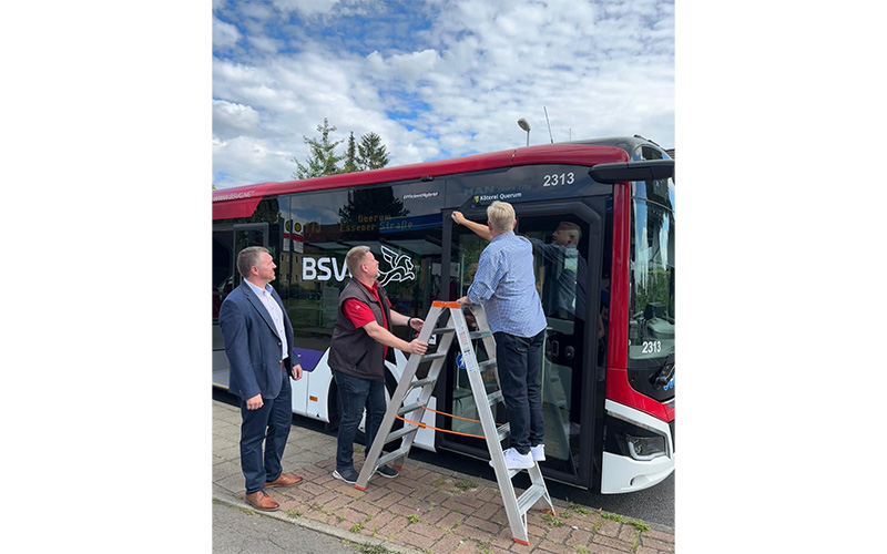 Am 16.09.2024 erfolgte die Taufe eines Busses auf den Namen „Köterei“ in Querum vor ungefähr 30 interessierten Gästen.