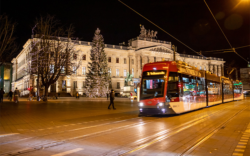 Mit dem digitalen Gutscheinticket reisen Personen aus Braunschweig und der Region günstig und bequem zum Braunschweiger Weihnachtsmarkt.