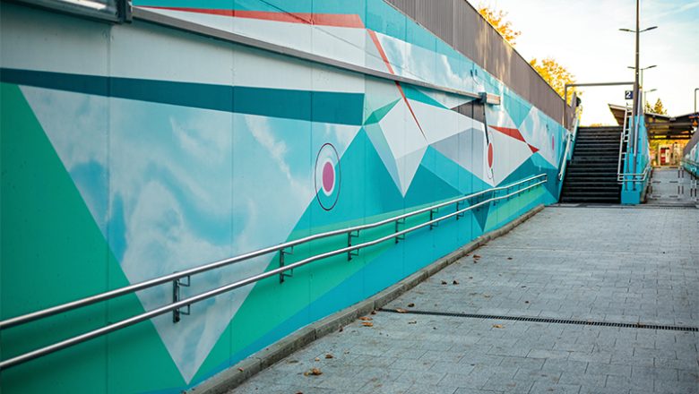 Der Wolfsburger Künstler Sebastian Roese erstellt 600 qm Fassadenkunst in Braunschweig für die Deutsche Bahn