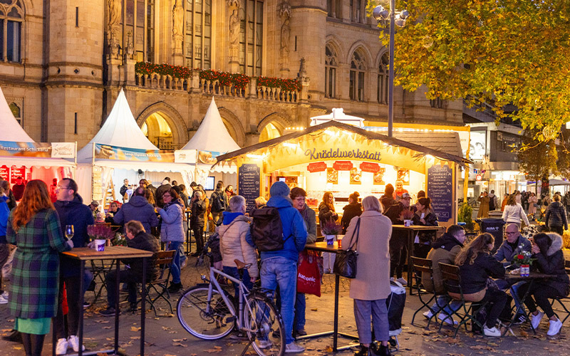 Die von der Braunschweig Stadtmarketing GmbH und der Braunschweigischen Landessparkasse (BLSK) veranstaltete mummegenussmeile lockte an den vergangenen drei Tagen zahlreiche Gäste in die Innenstadt.