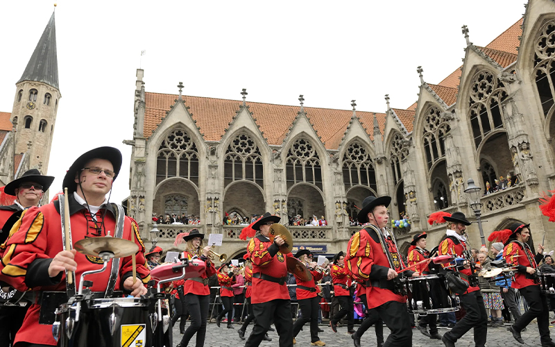Der Braunschweiger Karnevalsumzug findet traditionell am Sonntag vor Rosenmontag statt.