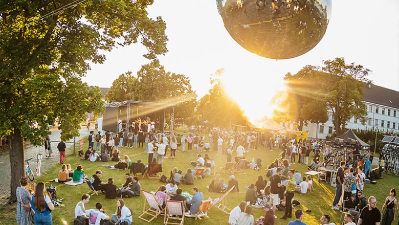 Mit Sportschuhen und Open-Air-Events in den Sommer