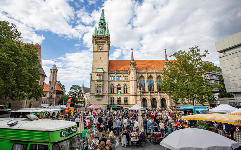 Die Braunschweig Stadtmarketing GmbH und das Hofbrauhaus Wolters laden zum Abendmarkt auf den Platz der Deutschen Einheit ein.