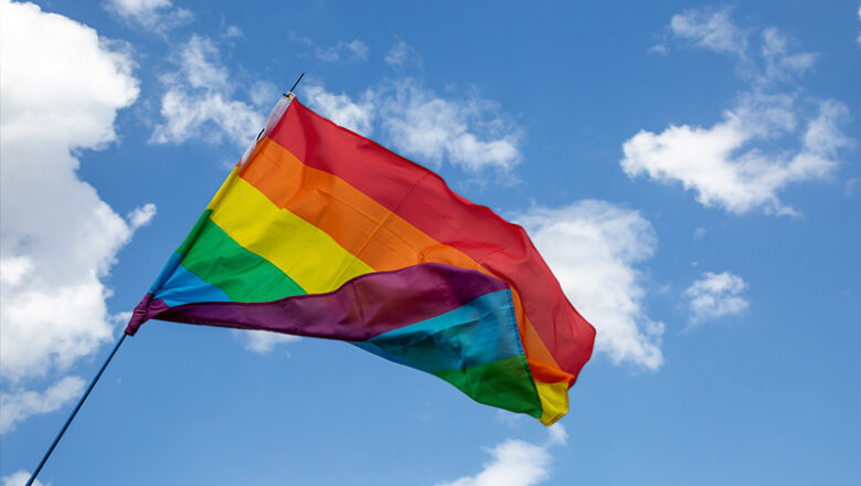Zum Auftakt des CSD: Flaggenhissen und Regenbogenempfang