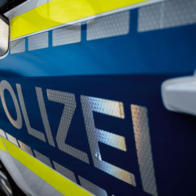 Zeugen gesucht: Seniorin leblos an einer Haltestelle gefunden