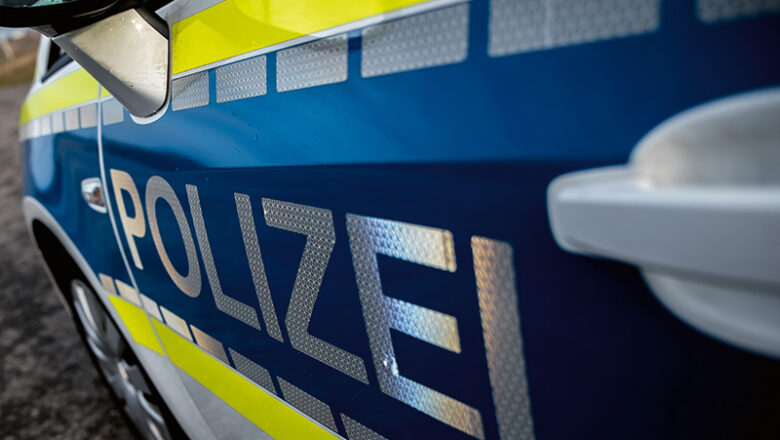Zeugen gesucht: Seniorin leblos an einer Haltestelle gefunden