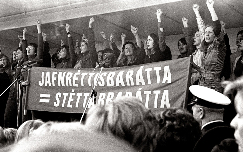 In der Reihe „DOKfilm im Roten Saal“ zeigt das städtische Kulturinstitut am 1. August, den Dokumentarfilm „Ein Tag ohne Frauen“.