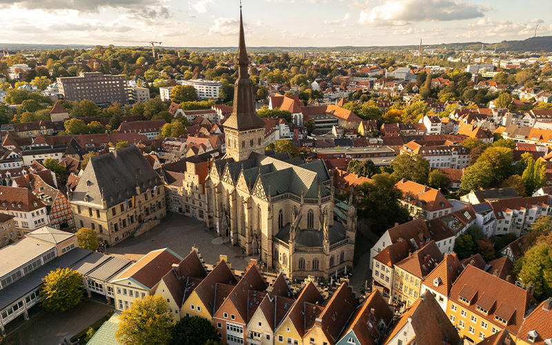 Bevor die Löwenstadt im nächsten Jahr die Zügel in die Hand nimmt und den Tag der Niedersachsen 2026 veranstaltet, steht der diesjährige Tag der Niedersachsen in Osnabrück vor der Tür.