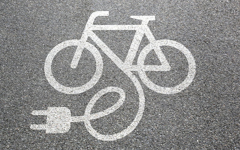 Auf dem Brodweg wird in diesen Tagen eine Piktogrammkette mit Fahrradsymbolen auf der Fahrbahn markiert.