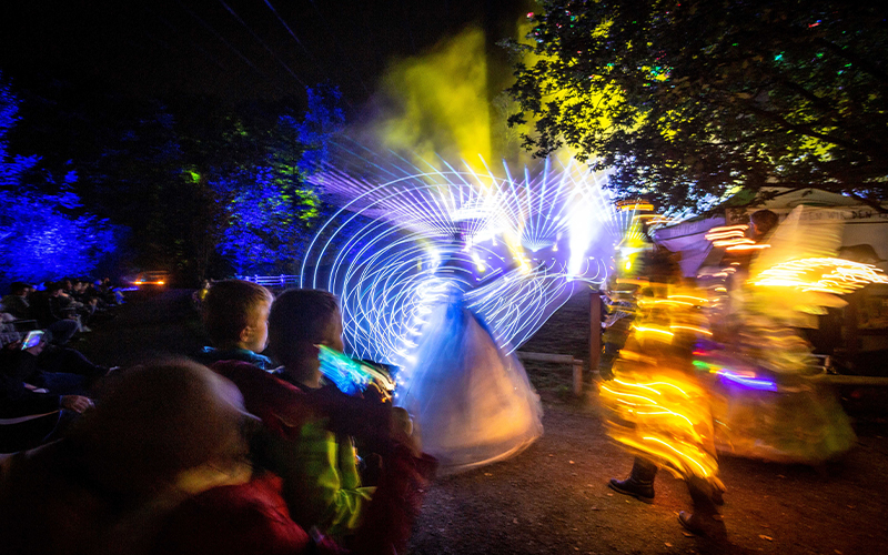 Im September sind „Lichterwelten“ im OTTER-ZENTRUM. Am 12./13.09. und 19./20.09.2025 öffnet das Naturerlebniszentrum und erstrahlt in einem Farbenmeer. 