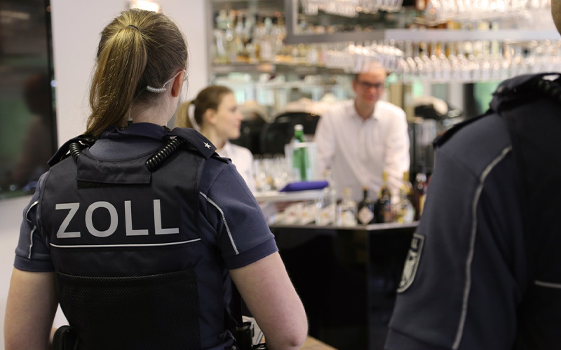 Am Freitagabend, den 19.09.2025, fand eine bundesweite Schwerpunktprüfung im Hotel und Gaststättengewerbe durch die Einsatzkräfte der Finanzkontrolle Schwarzarbeit (FKS) des Zolls statt.