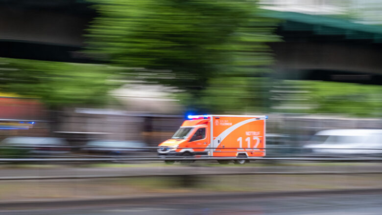 Unfall mit Straßenbahn: Fußgängerin lebensbedrohlich verletzt