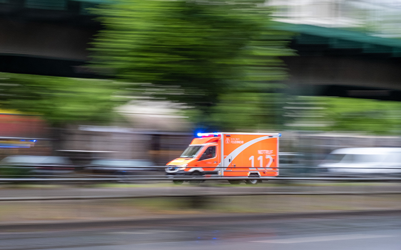 Am Freitagmittag passierte eine 85-jährige Braunschweigerein an der Haltestelle "Schützenplatz" an einer Fußgängerfurt die dortigen Gleise und übersah dabei eine aus Richtung Innenstadt heranfahrende Straßenbahn.