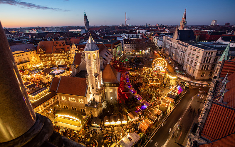 Der Braunschweiger Weihnachtsmarkt lädt vom26. November bis zum 29. Dezember auf die Plätze rund um den Dom St. Blasii und die Burg Dankwarderode ein.