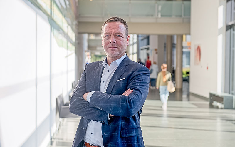 Jan-Olaf Klok wird mit Wirkung vom 1. April 2026 zum kaufmännischen Geschäftsführer der Städtisches Klinikum Braunschweig gGmbH (SKBS) und zugleich zum Vorsitzenden der Geschäftsführung bestellt.