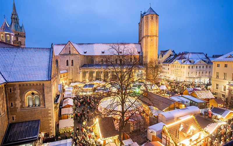 Vorweihnachtsstimmung in der City of Lions: 140 liebevoll geschmückte Marktstände  laden bis zum 29. Dezember zum Braunschweiger Weihnachtsmarkt auf die Plätze rund um den Dom St. Blasii und die Burg Dankwarderode ein.
