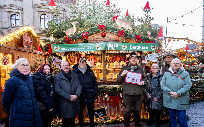 Das sind die Stände auf dem Braunschweiger Weihnachtsmarkt, die mit ihrer festlichen Dekoration den Besuch von Gästen und Einheimischen auf dem Markt bereichern.