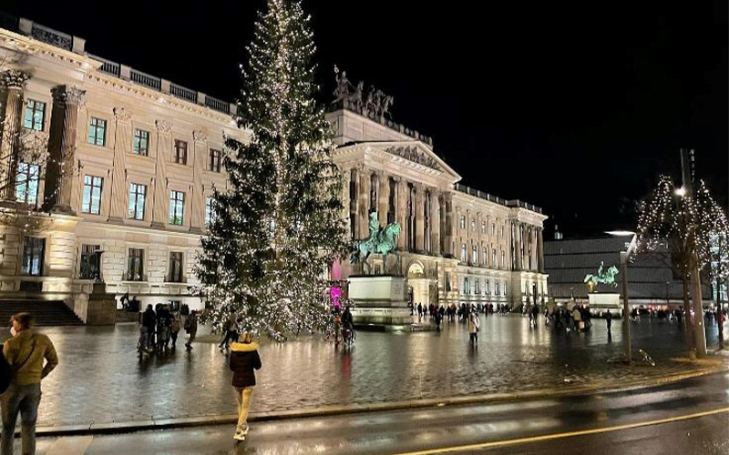 Wenn sich der Tag langsam verabschiedet und die Dämmerung die Stadt in ein sanftes Licht taucht, laden wir Sie zu einer besonderen Führung auf die Aussichtsplattform der Quadriga ein.