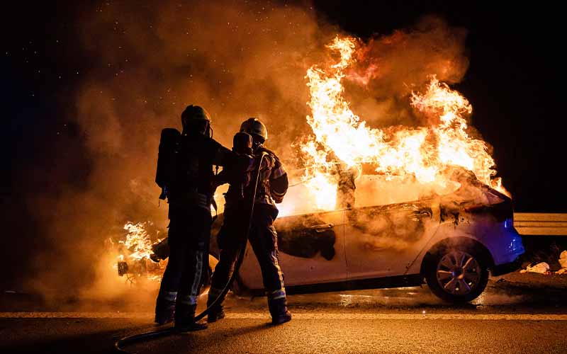 Vergangene Nacht haben Anwohner in der Viewegstraße über den Notruf die Feuerwehr und Polizei alarmiert.