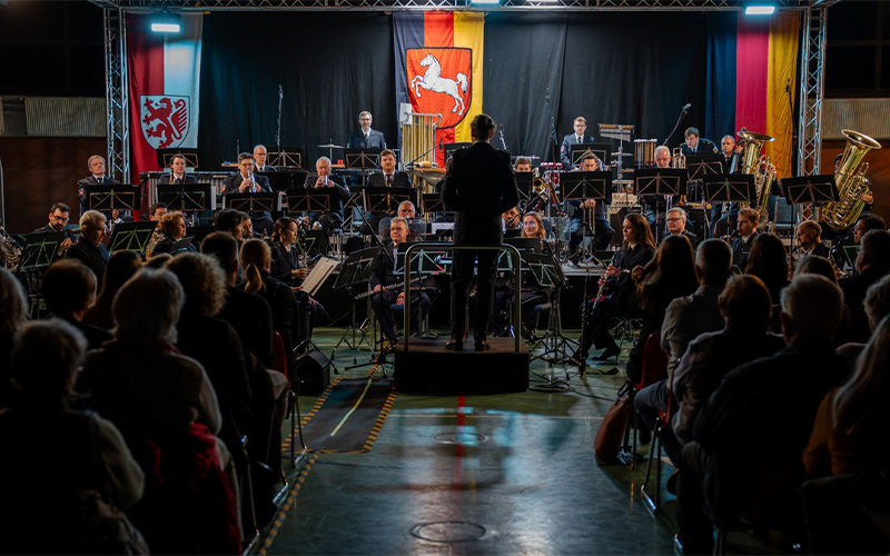 Unter dem Motto "Mit Musik helfen" fand am 28. November 2025 das traditionelle Benefizkonzert des Polizeiorchesters Niedersachsen in der Mehrzweckhalle in der Friedrich-Voigtländer-Straße 41 statt.