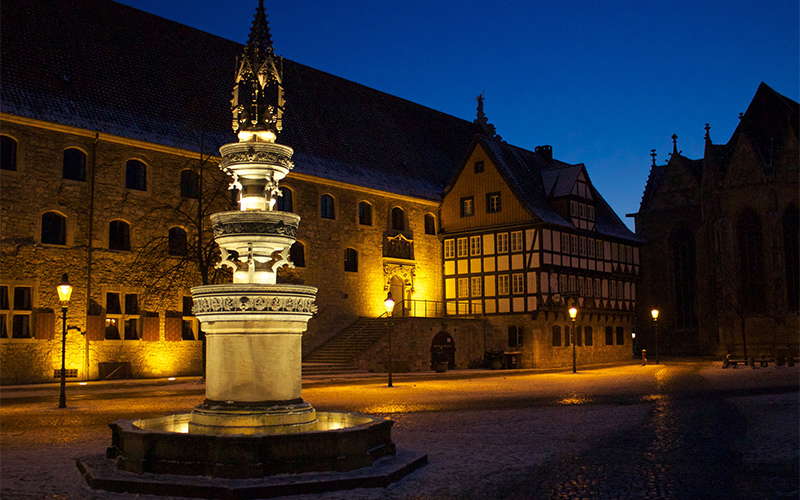 Die Braunschweig Stadtmarketing GmbH vermittelt Nachtwächterführungen, bei denen Gäste verborgene Winkel, geheimnisvolle Seiten Braunschweigs und ein traditionsreiches Getränk entdecken können.