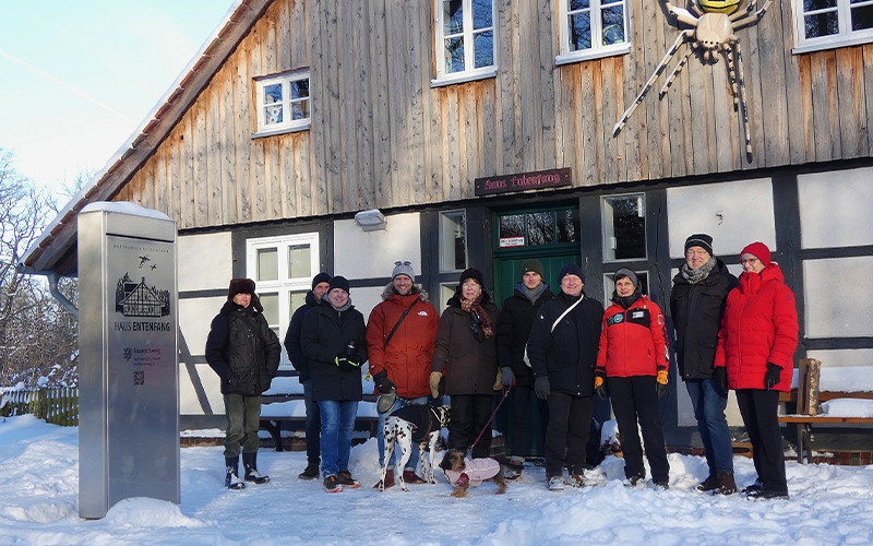 Am 10.01.2026 führte uns Rangerin Anke Kätzelbei unserer Neujahrswanderung im Naturschutzgebiet Riddagshausen dieses Mal bei klirrender Kälte durch tiefen Schnee.