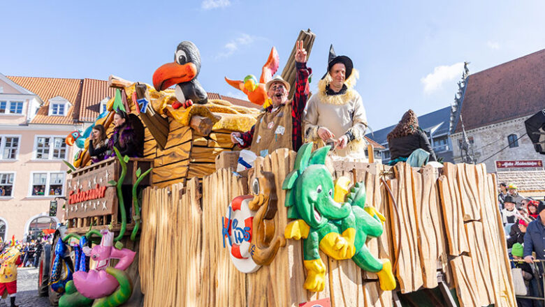 Bunte Kostüme, kleine Roboter und zeitgenössische Kunst