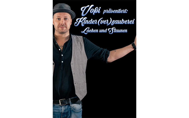 Eine Show, die viel für unsere Lieblingsmenschen, die lieben Kleinsten, bietet. Voßi begeistert die Kids von Beginn an mit seinem altersgerechten Sprachstil und seiner kindlichen Art.