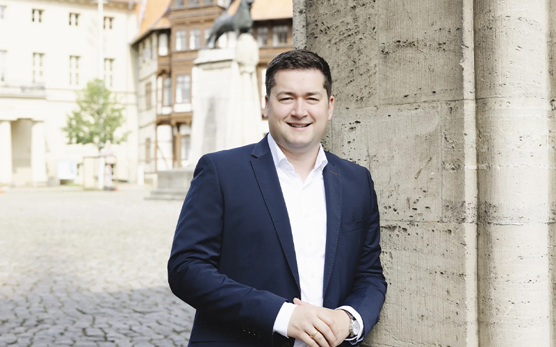 Die nächste Sprechstunde mit Oberbürgermeister Dr. Thorsten Kornblum findet im Stadtbezirk 222 – Südwest am 11. März in der Aula der Grund- und Hauptschule Rüningen statt.