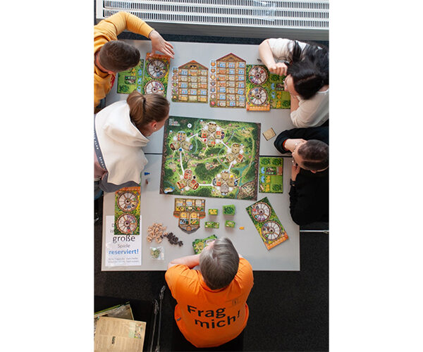 Mit Literatur, Burglöwe und Brettspielen in den Frühling