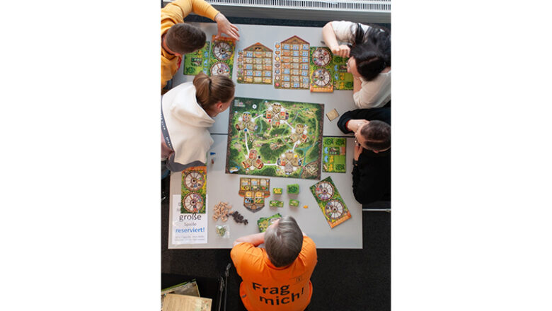 Mit Literatur, Burglöwe und Brettspielen in den Frühling