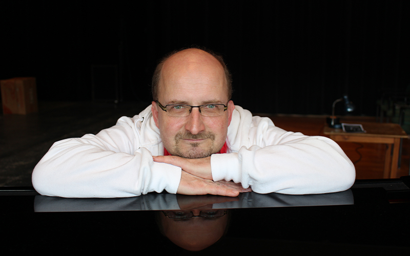 Am 9. März 2026 findet um 19.30 Uhr ein Konzert Opera Curiosa von und mit dem Musikkabarettist Burkhard Bauche im Lindenhof-Theater Braunschweig statt.