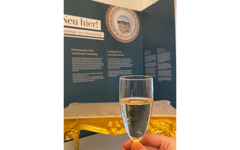Mit dem neuen Angebot „Sekt und Sammlung“ lädt das Schlossmuseum Braunschweig ein, die neue Sonderausstellung „Neu hier“ Zugänge zur Sammlung“ gemeinsam bei einer Führung zu genießen.