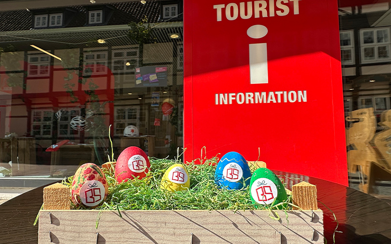 Das Schaufenster der Touristinfo, Kleine Burg 14, hat sich in ein Osterversteck verwandelt. Bis zum 4. April warten bunte Stadtgutschein-Ostereier darauf, gezählt oder geschätzt zu werden.