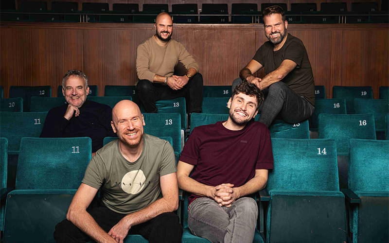 Mehr neue Songs und mehr tolle Konzertabende mit noch mehr glücklichen Konzertbesucher:innen. Kurz „Mehr! – Live“.