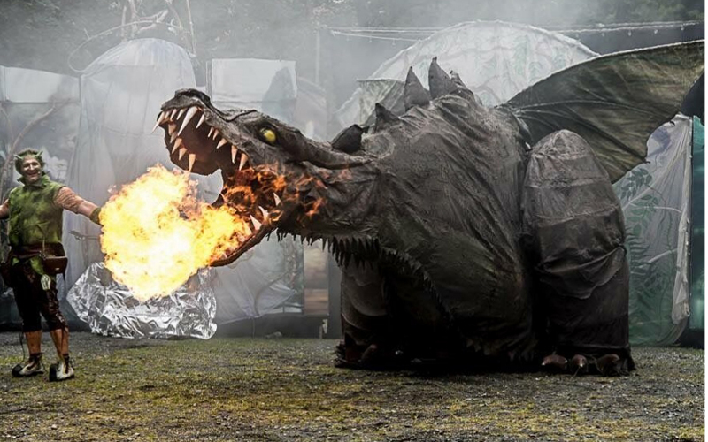 Ritter, Handwerker und Händler schlagen ihre Zelte auf und verwandeln das Gelände in ein fröhliches mittelalterliches Dorf voller Musik, Abenteuer und Mitmachaktionen für Groß und Klein.