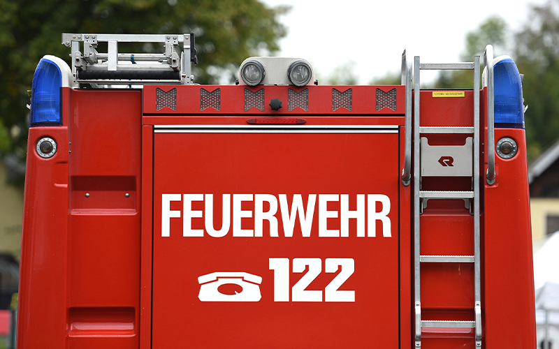 Am Samstagnachmittag erreichte die Feuerwehr über den ASB-Hausnotruf einer 89-Jähringen die Meldung über einen Brand in einem Mehrfamilienhaus in der Südstadt.