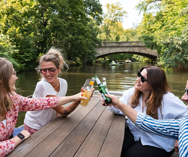 Saisonstart für Floßtouren und Stadtrundfahrten im Oldtimerbus
